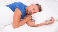 Man ligt op linkerzij op bed