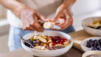 Vrouw maakt ontbijt met bananaan
