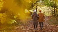 stel loopt in herfstig bos