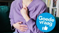 vrouw in paarse trui met paniekaanval