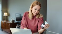 vrouw zoekt medisch advies op laptop