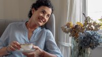 Vrouw drinkt thee 