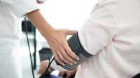 Bloeddruk wordt opgemeten bij een persoon die zit