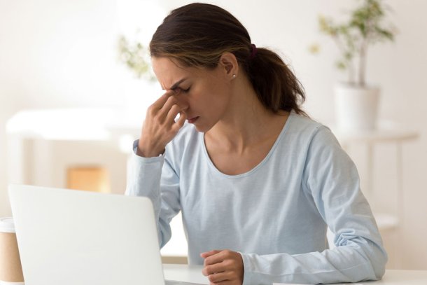 Vrouw heeft last van droge ogen na lang op laptop kijken