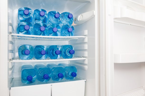 Flessen met water in een koelkast