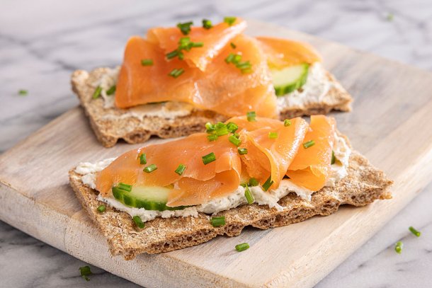 Gerookte zalm op een cracker met bieslookkaas