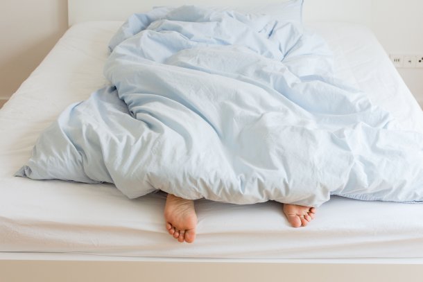 Vrouw ligt in bed 