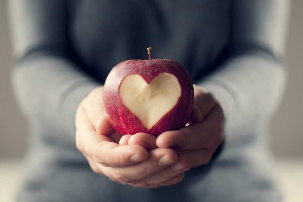 vrouw met appel met hartje in hand