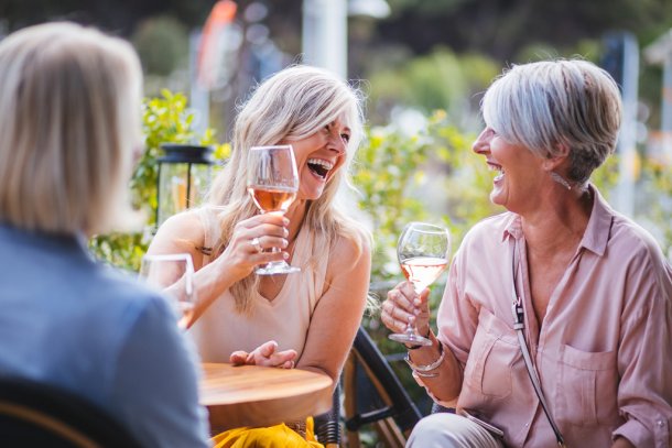 vrouwen op terras drinken