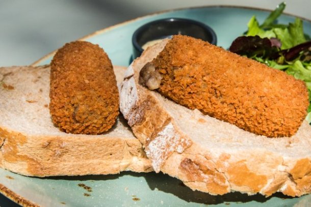 Twee kroketten op twee boterhammen