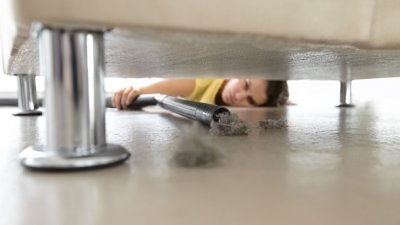 7 redenen waarom je wekelijks onder je bed moet stofzuigen