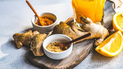 Deze voeding helpt tegen pijn en ontstekingen: van gember tot groene thee