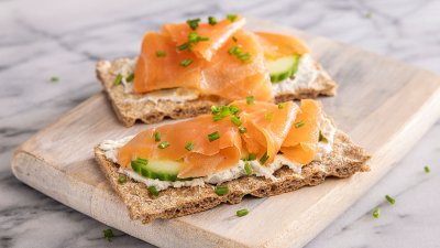 Kunnen ouderen gerookte zalm beter mijden?