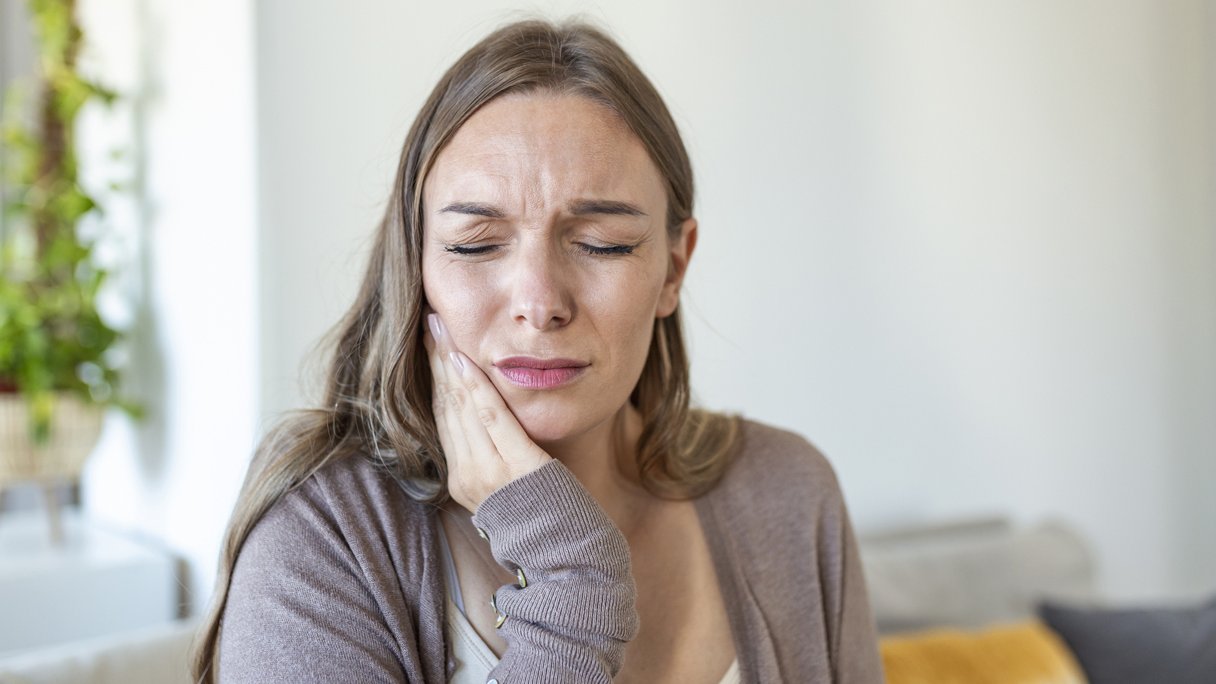 Dit kun je doen bij kaakpijn door kaakklemmen | Gezondheidsnet