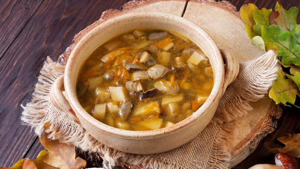 Bouillon met paddenstoelen en chilipeper