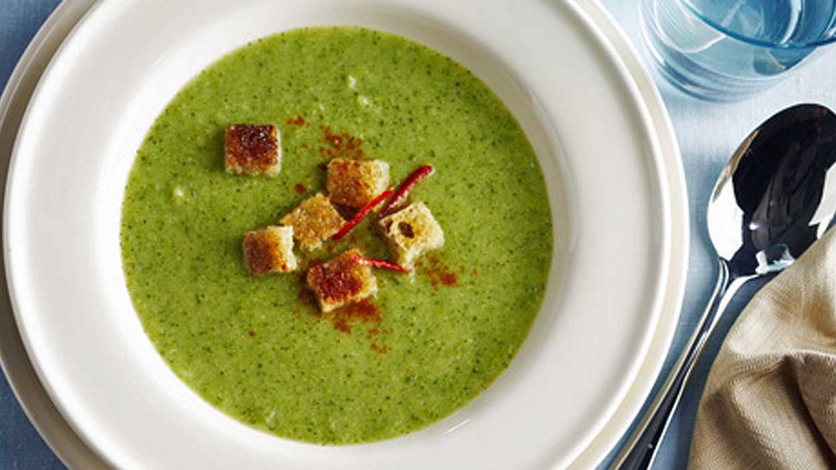 Broccolisoep met peper en chilicroutons | Gezondheidsnet