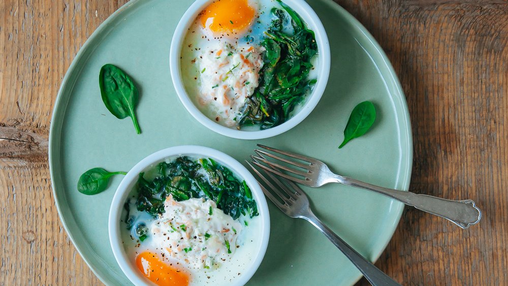 Oeufs en cocotte met spinazie en gerookte zalm