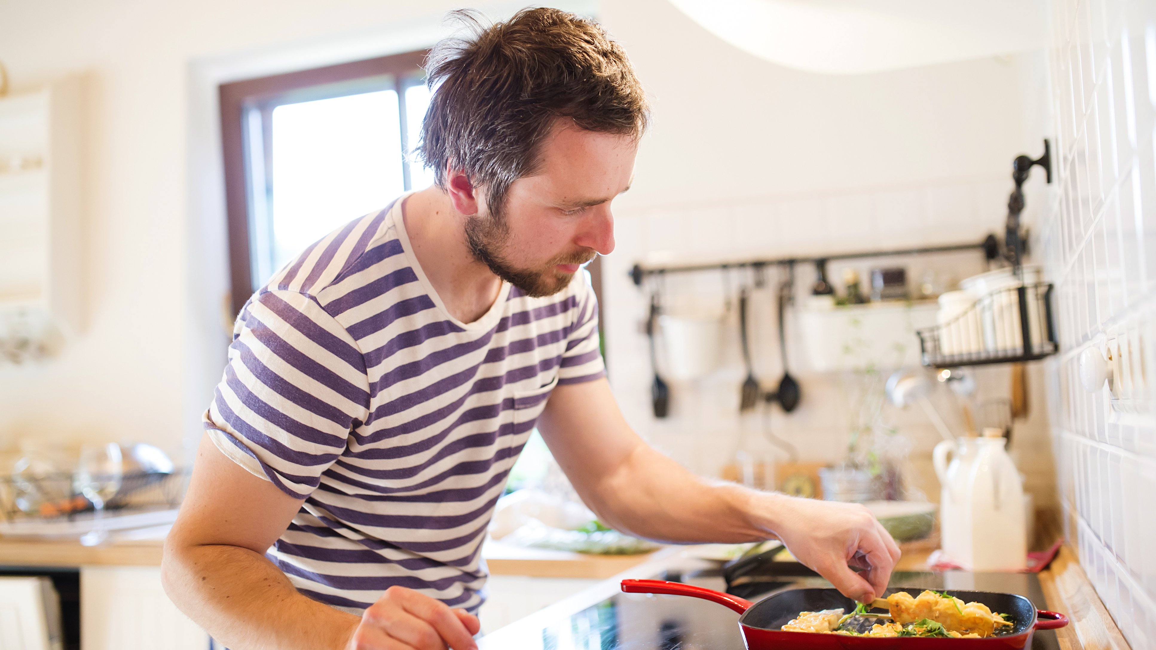 Папа домохозяин. Кухня для детей. Как дядя готовит. Gjpbhetn yf re[yb. Повар со сковородкой.