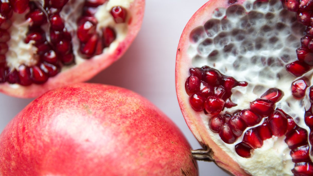 Zo haal je de pitjes uit een granaatappel