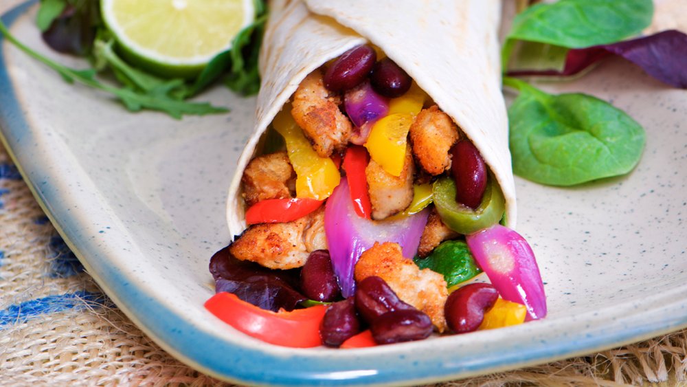 Wrap met kip en zwarte boontjes