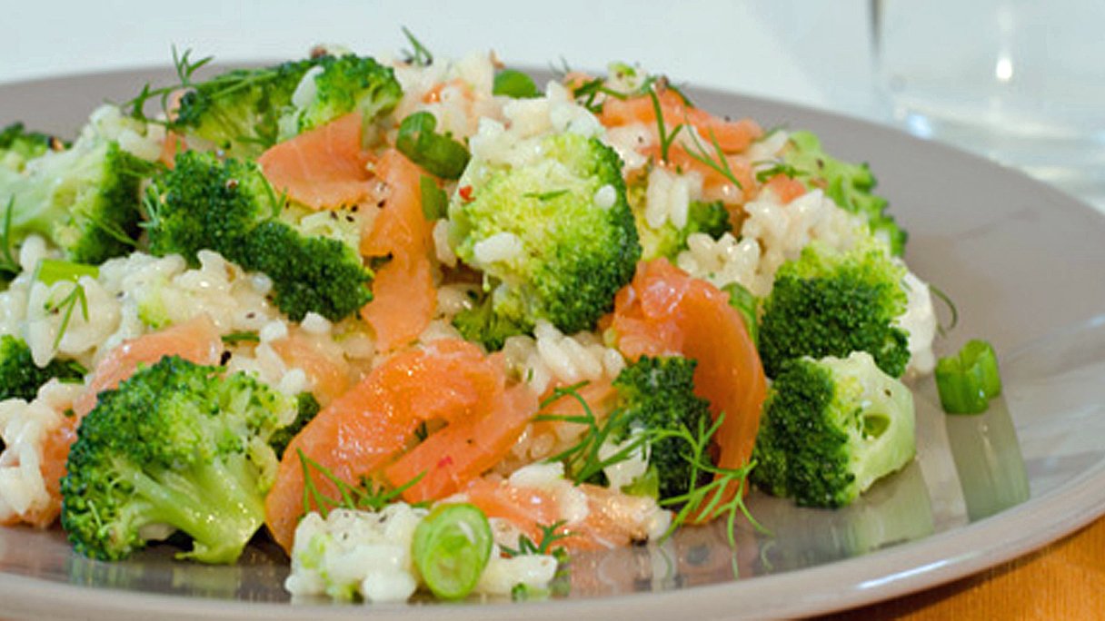 Rijst met gerookte zalm en broccoli
