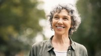 Vrouw kijkt vol vertrouwen de toekomst in