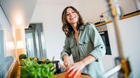 vrouw in de keuken maakt soep