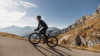 Man beklimt op de racefiets een berg 