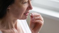 Vrouw slikt medicatie