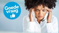 Vrouw wrijft met haar handen haar slapen. Ze heeft stress en hoofdpijn.
