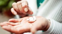 Vrouw slikt medicatie