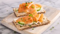 Gerookte zalm op een cracker met bieslookkaas