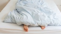Vrouw ligt in bed 