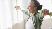 Vrouw doet aan krachttraining met gewichten 