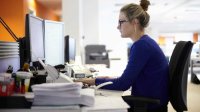 Zittende vrouw op kantoor