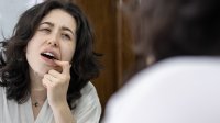 vrouw met clownseczeem bij haar mond