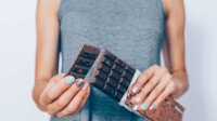 Vrouw met reep chocolade