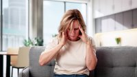 vrouw met tinnitus op de bank