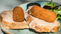 Twee kroketten op twee boterhammen