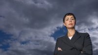Vrouw-donkere-wolken