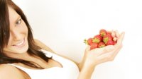 Vrouw met aardbeien