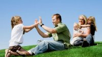 Familie in het gras