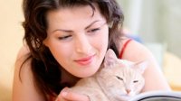 Vrouw leest kat