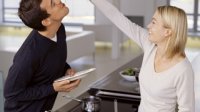 Man vrouw in de keuken