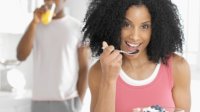 Vrouw eet yoghurt2