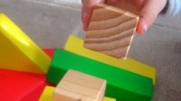 Kind speelt