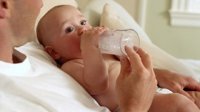 Baby krijgt flesje