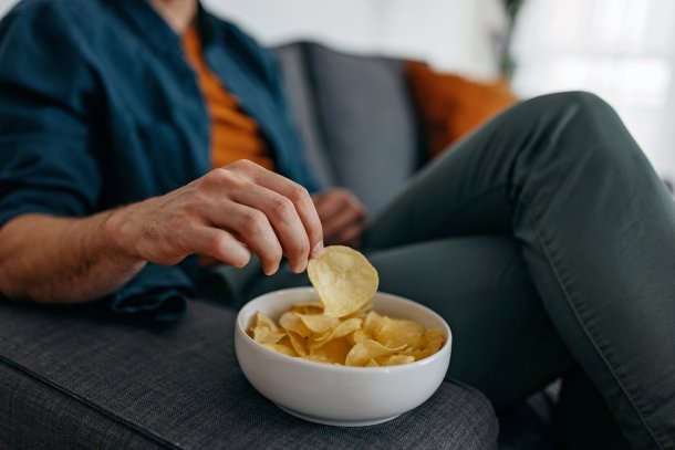 Chips eten op de bank