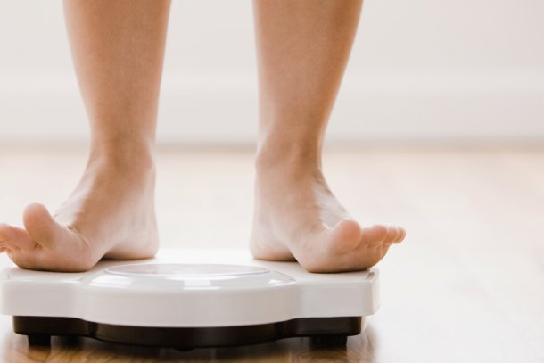 Vrouw staat op weegschaal