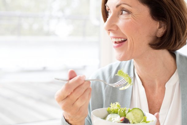 Vrouw eet salade